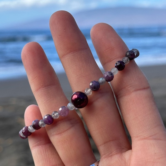 B74. Plum Purple Freshwater Pearl W/ Faceted Rubies & Labradorite Bracelet - Picture 4 of 8